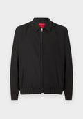 Schwarze Reißverschlussjacke mit Kragen, elastischem Saum, langen Ärmeln, Seitentaschen und rotem Innenetikett.