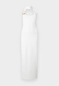 Weißes ärmelloses Maxikleid mit quadratischem Ausschnitt und goldfarbenem, runder Broschendetail an der linken Schulter.