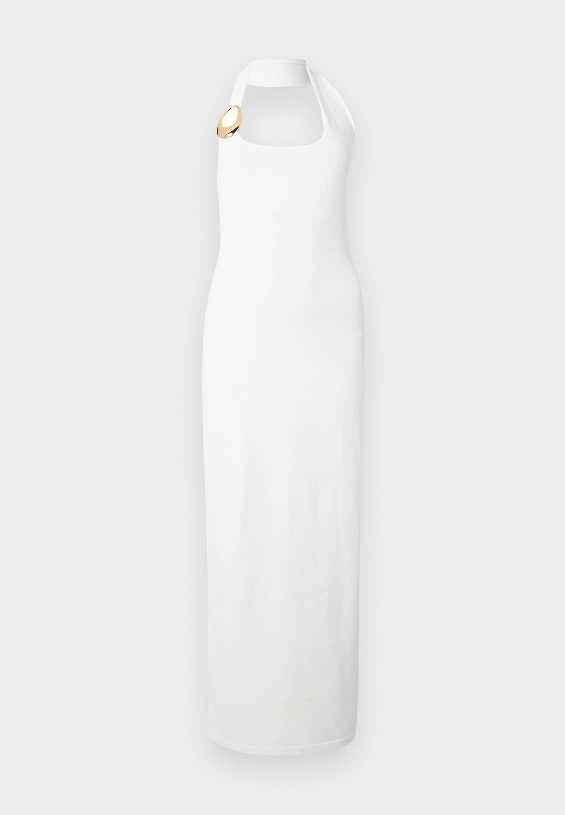 Weißes ärmelloses Maxikleid mit quadratischem Ausschnitt und goldfarbenem, runder Broschendetail an der linken Schulter.
