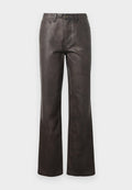 Braune Lederhose mit hohem Bund, gerade geschnittenem Bein, sichtbaren Steppnähten und fünf Taschen. Glatte Textur, dezenter Glanz.