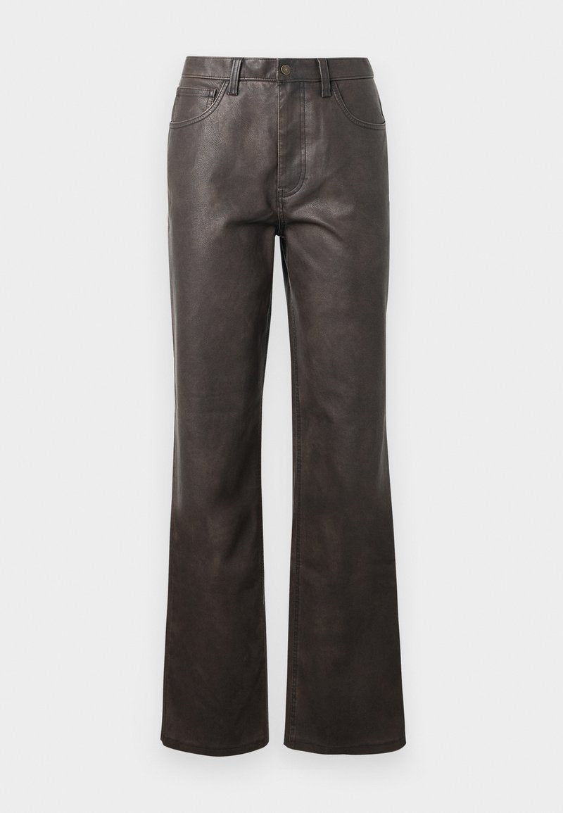 Braune Lederhose mit hohem Bund, gerade geschnittenem Bein, sichtbaren Steppnähten und fünf Taschen. Glatte Textur, dezenter Glanz.