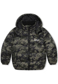 Tarnfarbene Pufferjacke mit Kapuze, ausgestattet mit einem grün-schwarzen Muster, Reißverschluss und zwei Fronttaschen. Weicher Stoff und isoliertes Design.