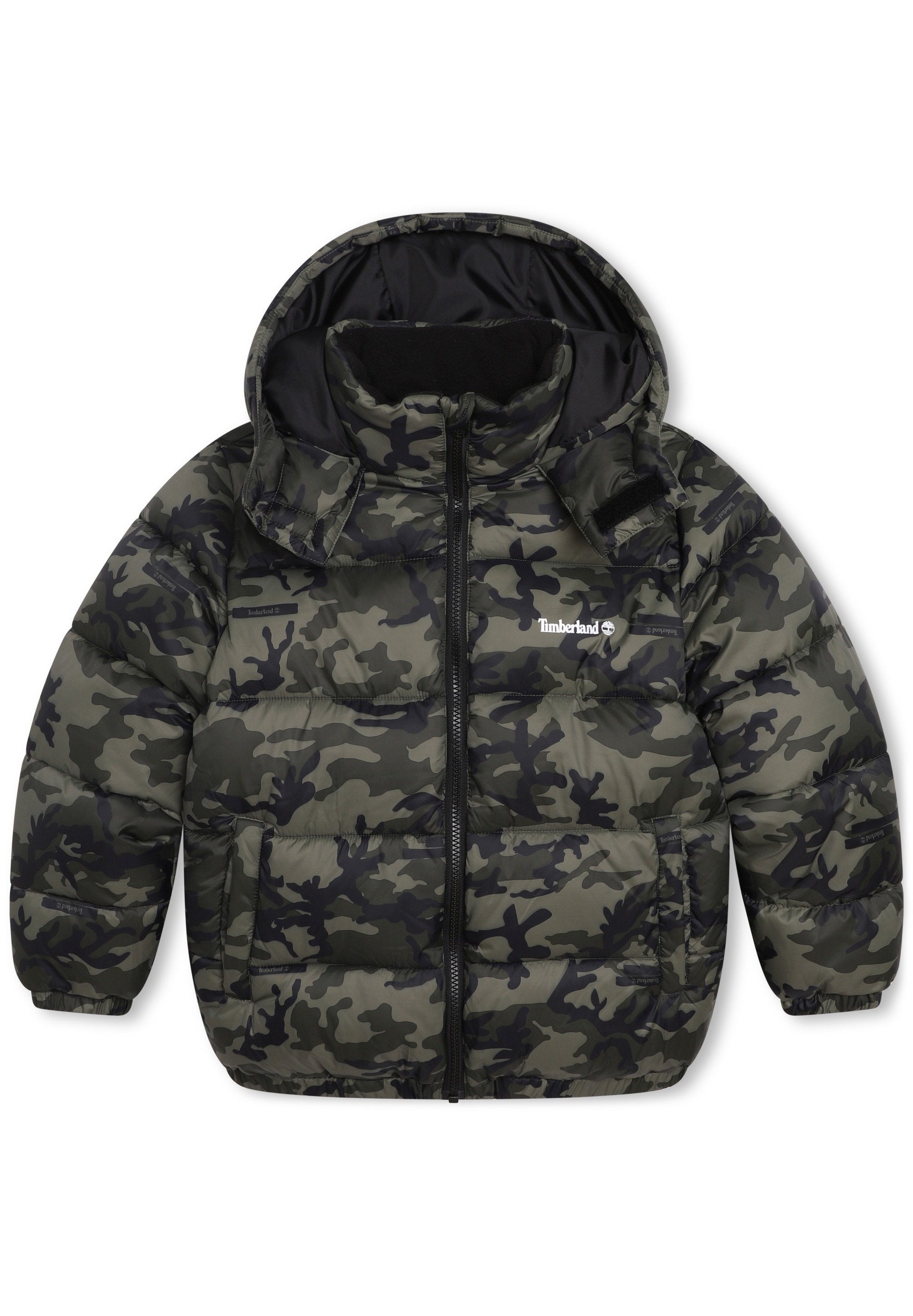 Tarnfarbene Pufferjacke mit Kapuze, ausgestattet mit einem grün-schwarzen Muster, Reißverschluss und zwei Fronttaschen. Weicher Stoff und isoliertes Design.