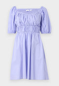 Lila Kleid mit kurz puffärmel, gerafftem Oberteil und fließendem Rock. Hergestellt aus leichtem Stoff mit gerafften Details.