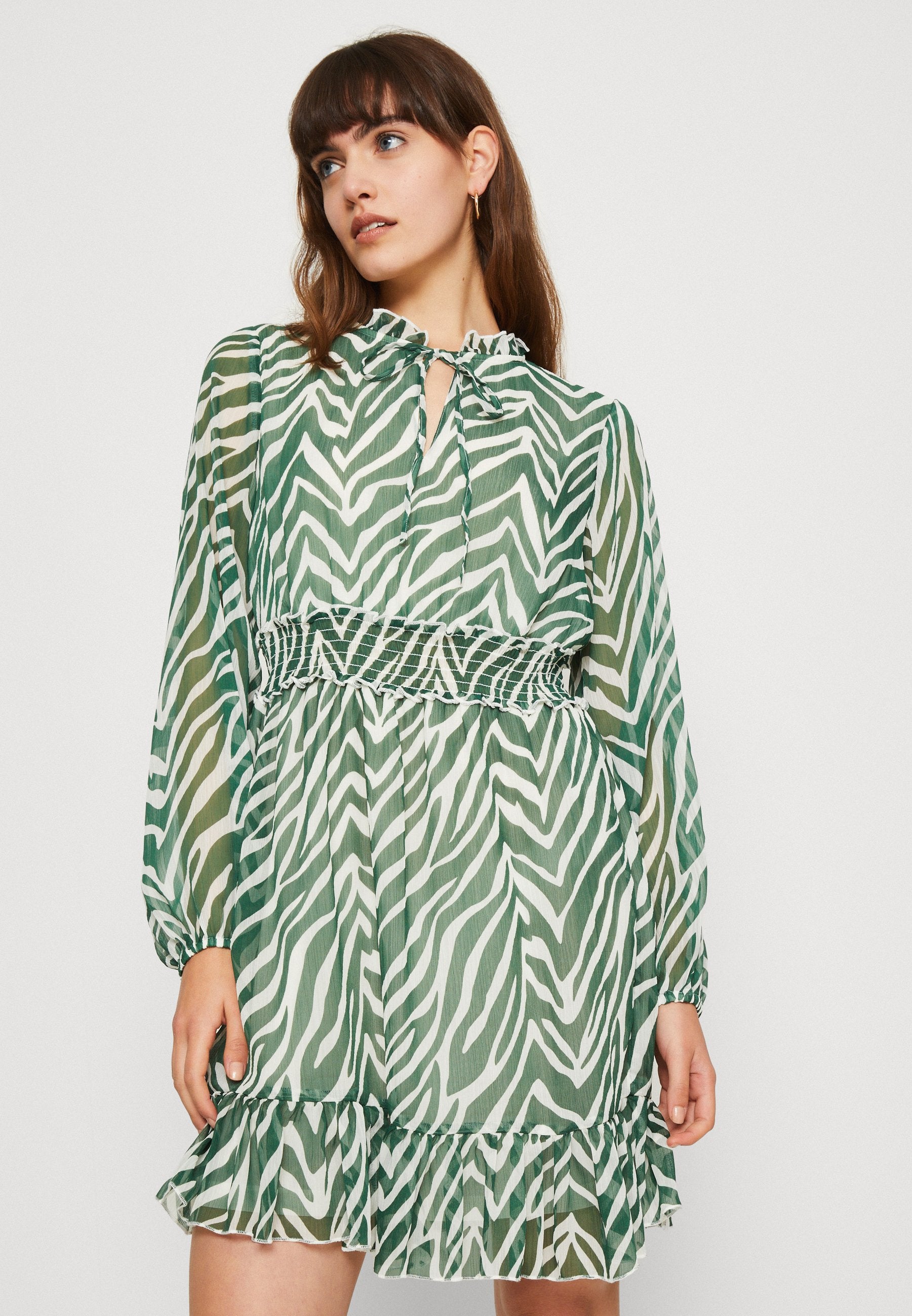ONLDAISY SHORT SMOCK DETAIL DRESS Media 5