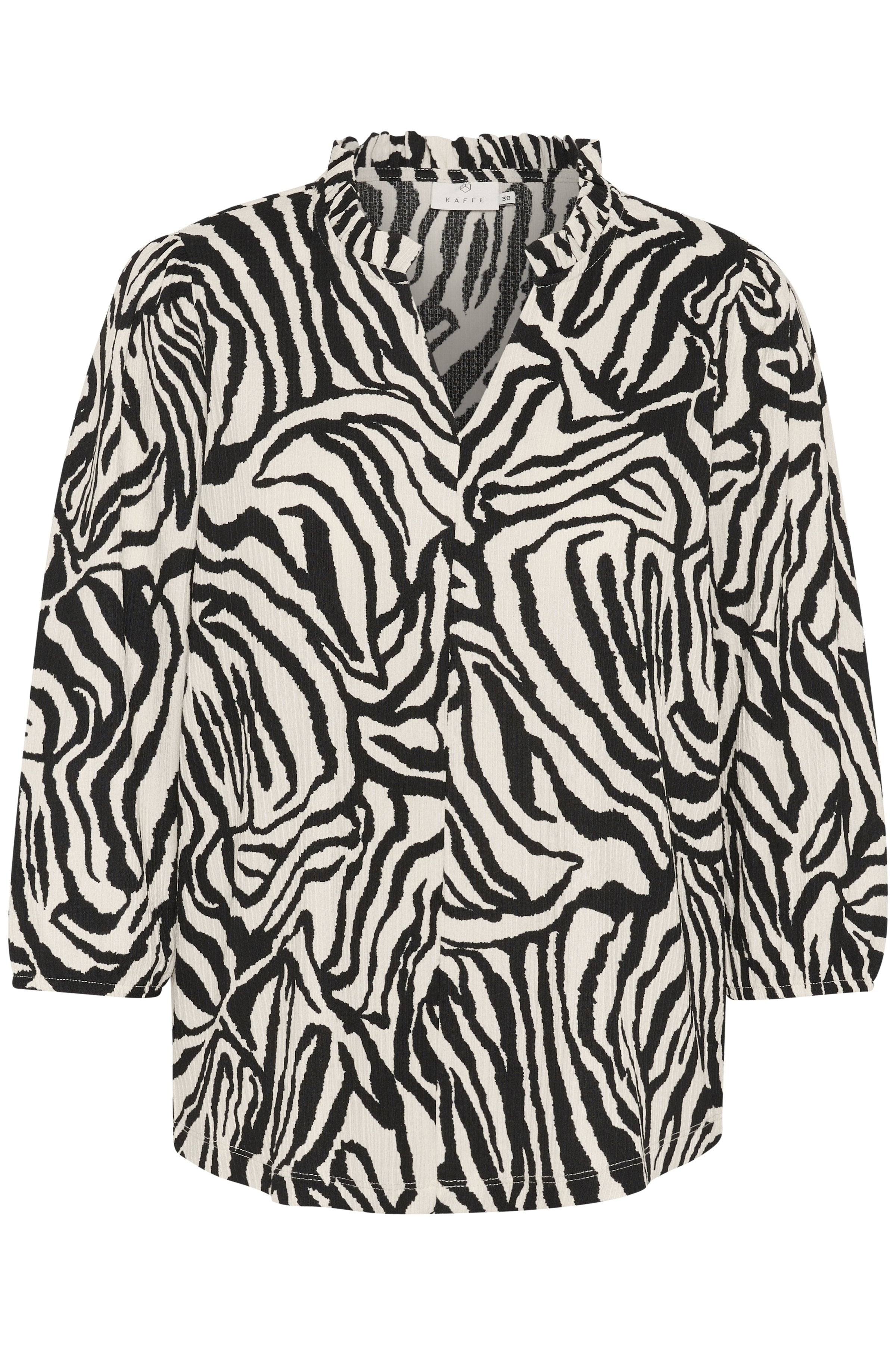 Schwarz-weiße Bluse mit Zebramuster. Verfügt über einen V-Ausschnitt, Dreiviertelärmel und einen strukturierten Stoff mit einem Rüschendetail am Kragen.
