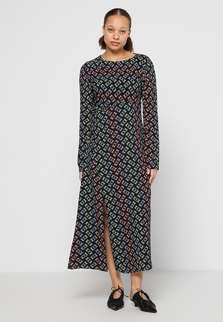 Maxikleid mit langen Ärmeln, schwarzer Grundfarbe und einem mehrfarbigen geometrischen Muster sowie einem Seitenschlitz, gefertigt aus leichtem Stoff.