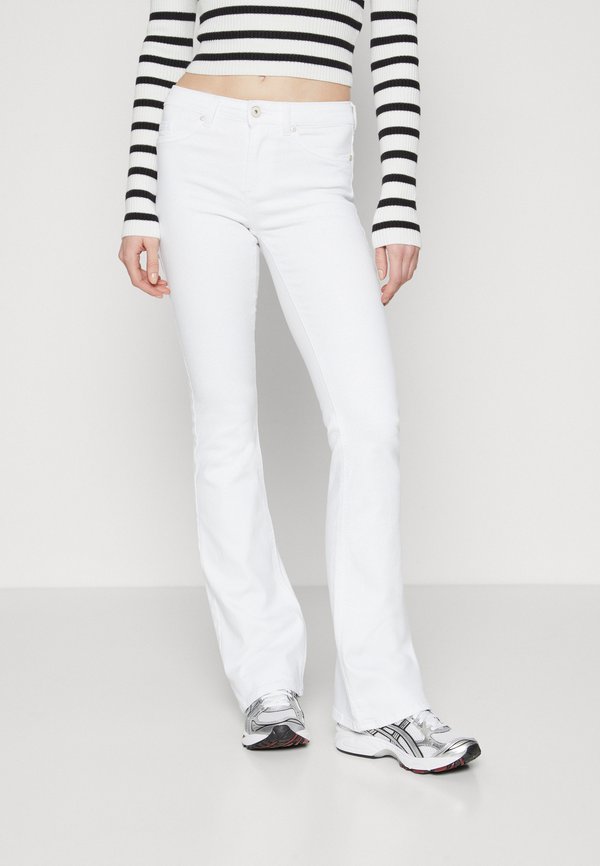 ONLY Flared fit ONLBLUSH Mid waist - Flared Jeans - white