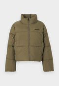 Olivgrüne gesteppte Jacke mit hohem Kragen, Frontreißverschluss, Seitentaschen und "PEGADOR"-Logo auf der Brust.