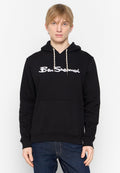 Schwarzer Kapuzenpullover aus weichem Stoff, ausgestattet mit einer Fronttasche im Kanguru-Stil und beigen Kordeln, mit dem weißen "Ben Sherman"-Logo.