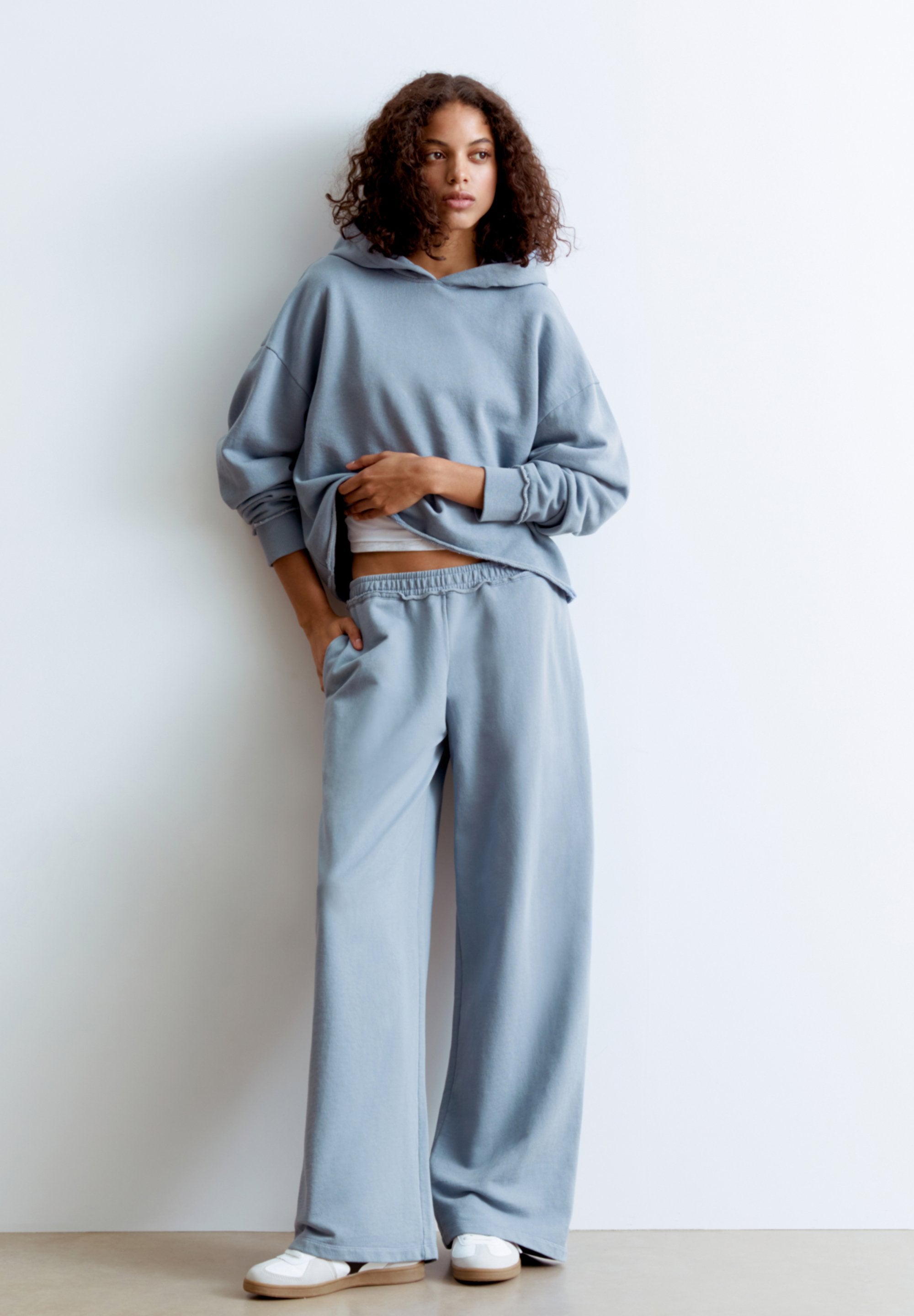 PULL&BEAR WITH FRAYED WAIST