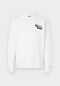 Weißes Sweatshirt mit langen Ärmeln, mit einem marineblauen "TOMMY JEANS" Logo auf der linken Brust. Hergestellt aus weichem Stoff mit einem klassischen Rundhalsausschnitt.