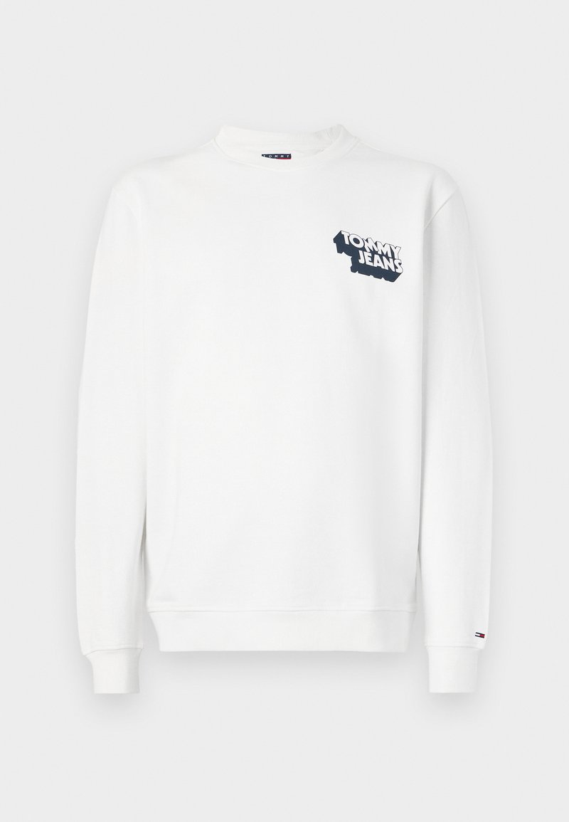 Weißes Sweatshirt mit langen Ärmeln, mit einem marineblauen "TOMMY JEANS" Logo auf der linken Brust. Hergestellt aus weichem Stoff mit einem klassischen Rundhalsausschnitt.
