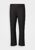 Schwarze Hose mit einem strukturierten Diamantmuster, breitem elastischen Bund und einem lockeren Schnitt. Der Stoff ist leicht und atmungsaktiv.