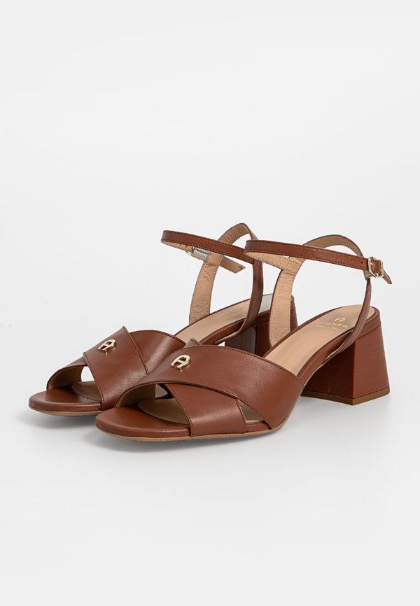 AIGNER COURTNEY