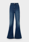 Hochtaillierte, blaue Denim-Jeans mit ausgestelltem Bein, glatter Textur, leicht ausgewaschenem Finish und silberner Knopfverschluss vorne.
