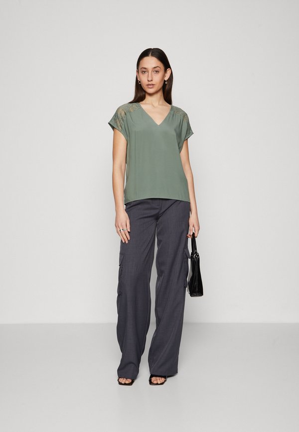 Vero Moda Tall VMRUSK V NECK