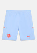 Hellblaue Sportshorts mit rotem Nike-Logo und rotem, kreisförmigem Design auf der Vorderseite, mit Mesh-Seitenteilen und elastischem Bund.
