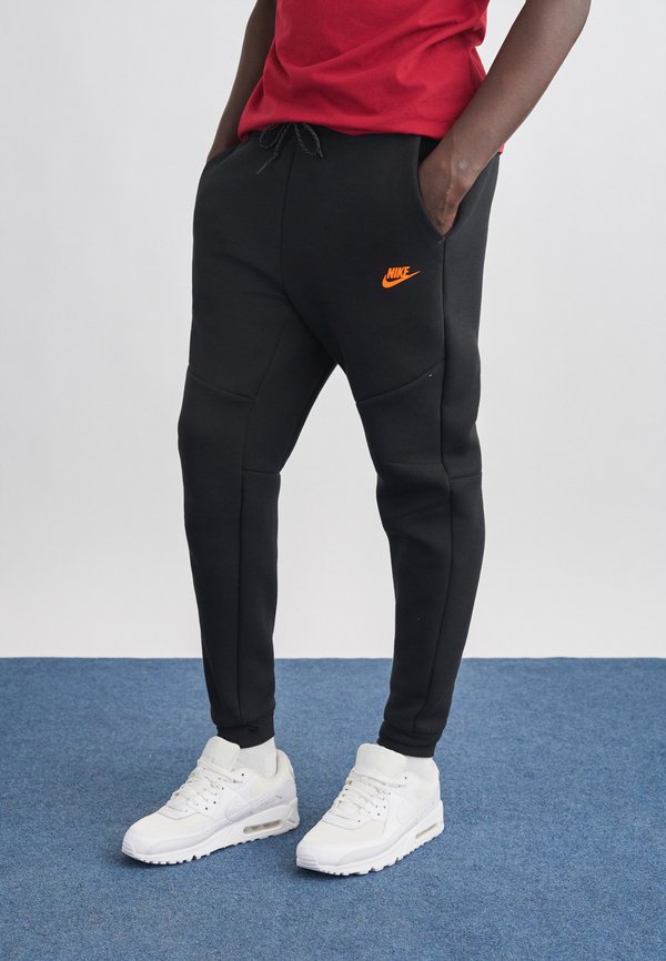 Nike Sportswear Tracksuit bottoms - black/hyper crimson