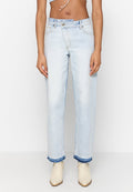 Hellblaue High-Waist-Jeans mit geradem Bein, ausgefranstem Saum und zwei Vorderentaschen. Ausgestattet mit einem Reißverschluss und einem Knopfverschluss.