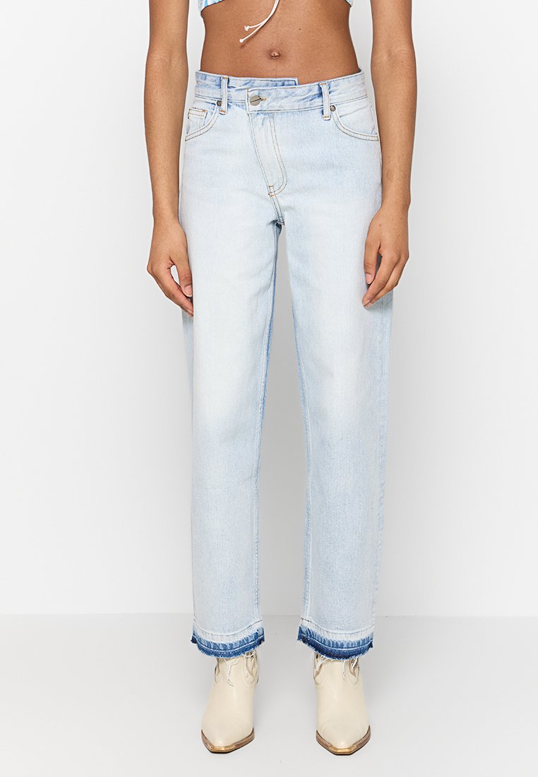 Hellblaue High-Waist-Jeans mit geradem Bein, ausgefranstem Saum und zwei Vorderentaschen. Ausgestattet mit einem Reißverschluss und einem Knopfverschluss.