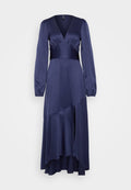 Navyblaues Satin-Midi-Kleid mit langen Puffärmel, tiefem V-Ausschnitt und mehrlagigem Rockdesign mit asymmetrischem Saum.