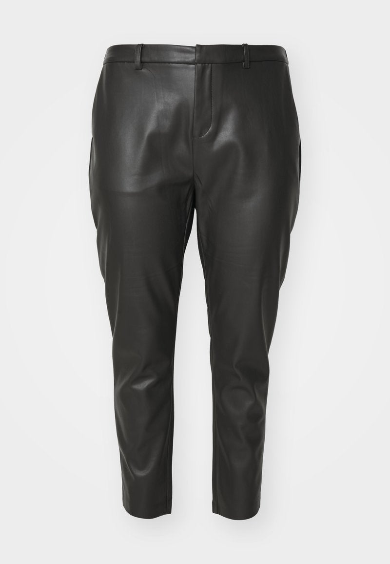 Schwarze Lederhosen mit glatter Textur, schlankem Schnitt, einem Taillenbund und seitlichen Taschen. Die Ausführungen beinhalten dezente Nahtdetails.