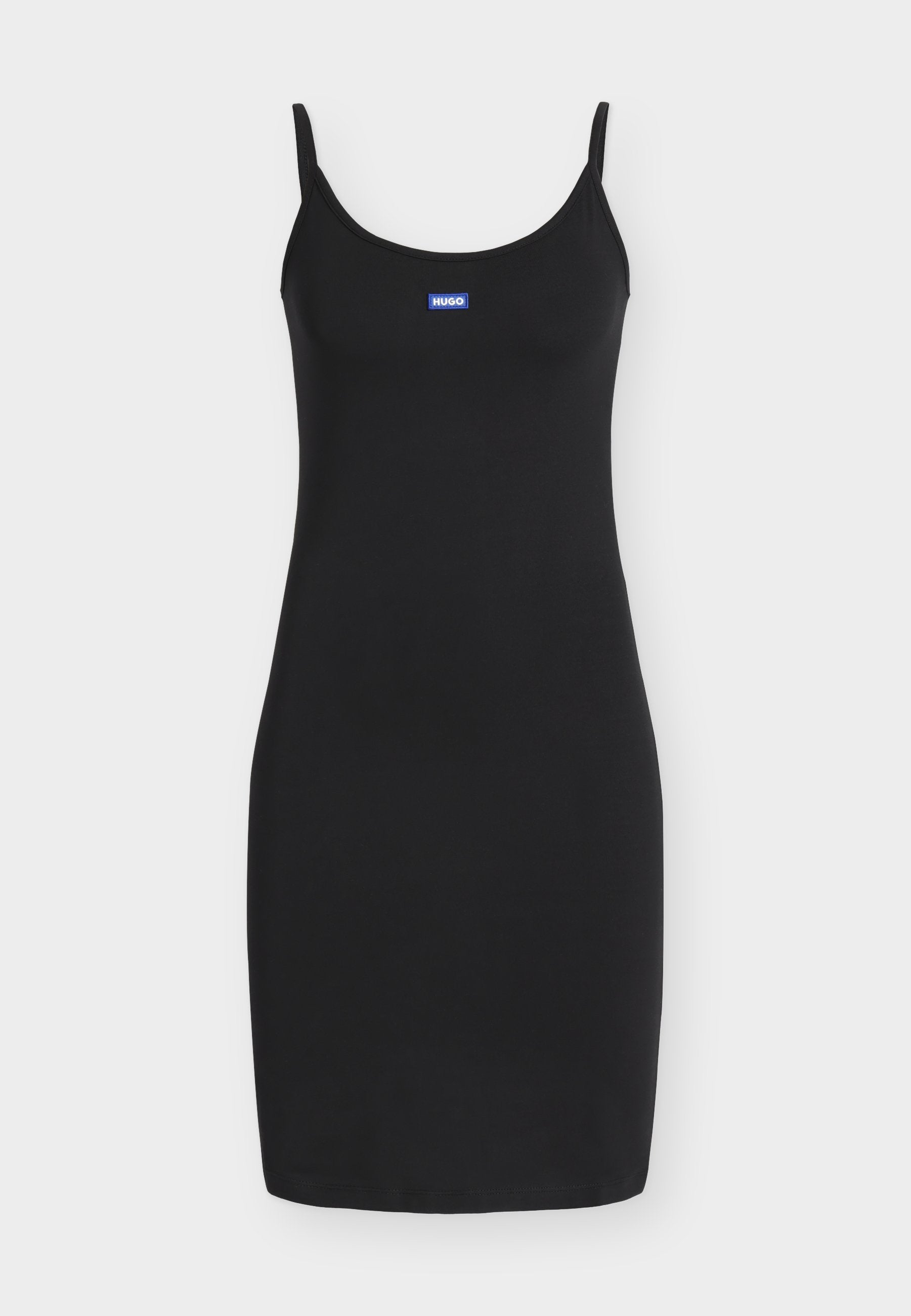Schwarzes, figurbetontes ärmelloses Kleid mit dünnen Trägern und kleinem rechteckigem blauem Logoaufnäher mittig auf der Brust mit der Aufschrift "HUGO".