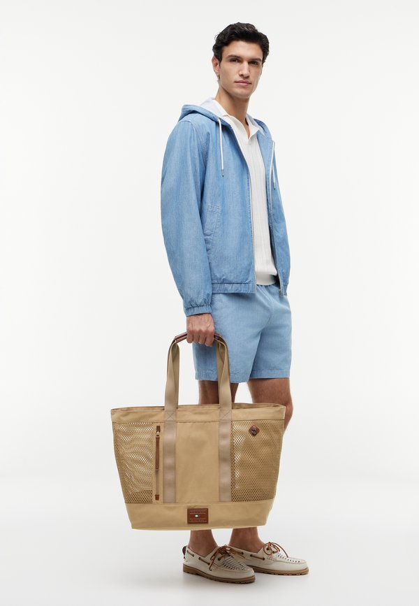 Tommy Hilfiger TH SUMMER TOTE - Tote bag - safari canvas