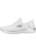 Weiße Sportschuhe mit einem atmungsaktiven Mesh-Obermaterial, silbernen Akzenten, einer abgerundeten Zehenpartie und einer strukturierten Sohle für Grip und Komfort.