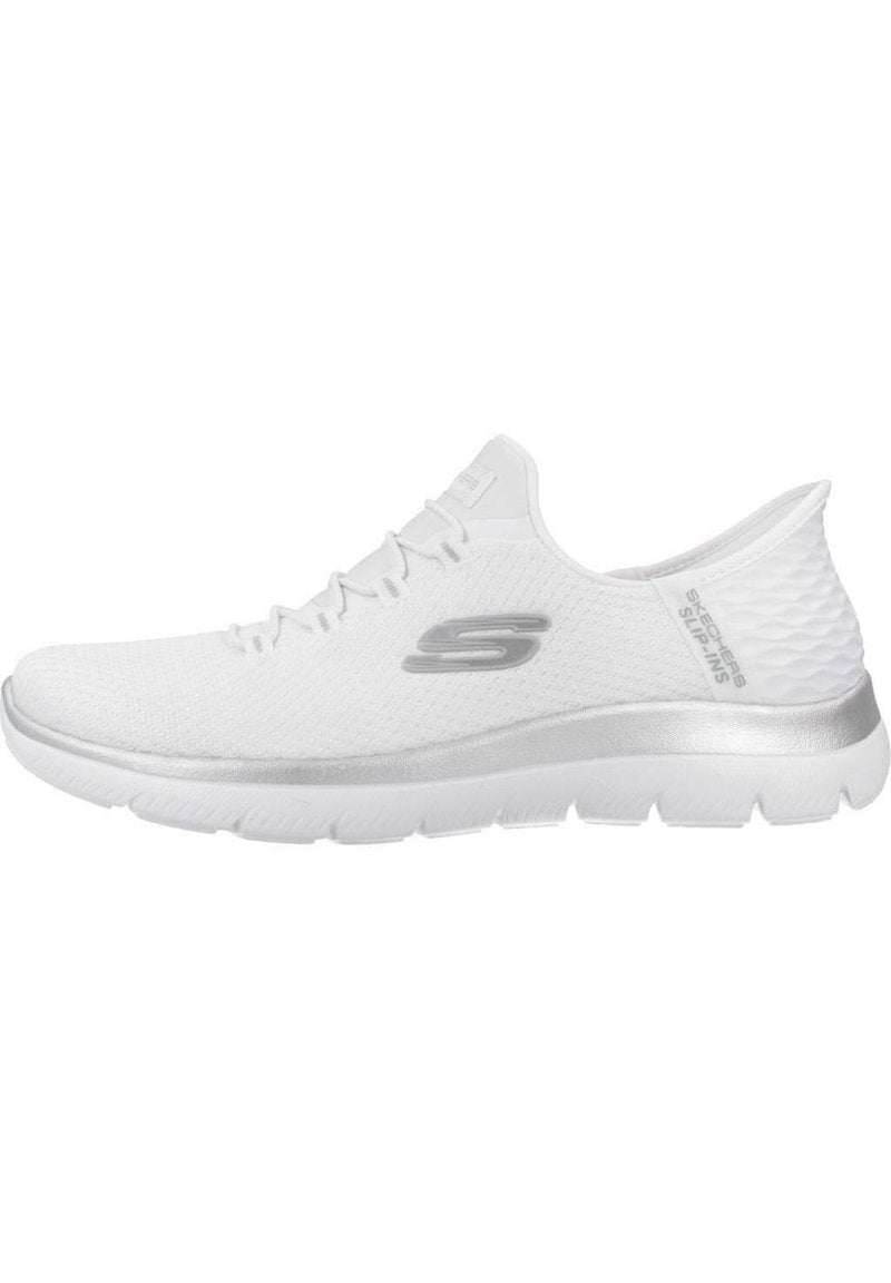 Weiße Sportschuhe mit einem atmungsaktiven Mesh-Obermaterial, silbernen Akzenten, einer abgerundeten Zehenpartie und einer strukturierten Sohle für Grip und Komfort.
