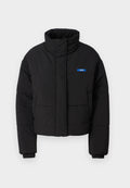 Schwarze Steppjacke mit hohem Kragen, tailliertem Design und elastischen Bündchen. Verfügt über ein blaues "HUGO"-Logo auf der linken Brust.