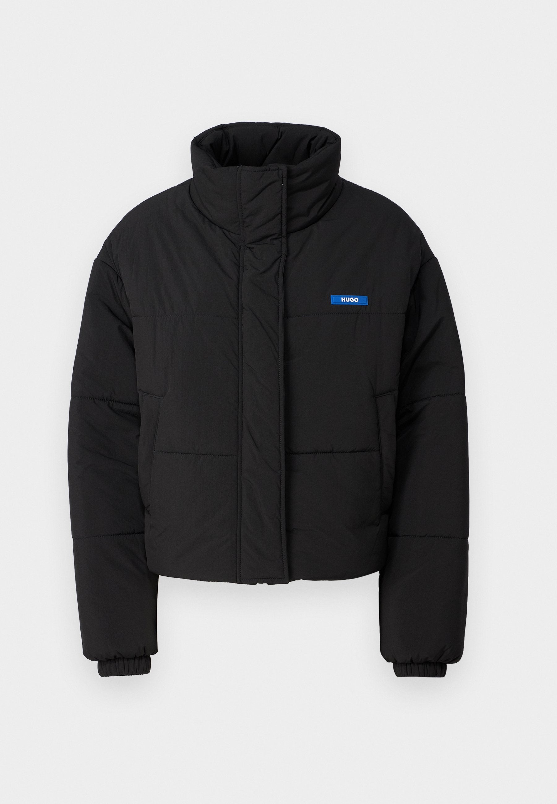 Schwarze Steppjacke mit hohem Kragen, tailliertem Design und elastischen Bündchen. Verfügt über ein blaues "HUGO"-Logo auf der linken Brust.