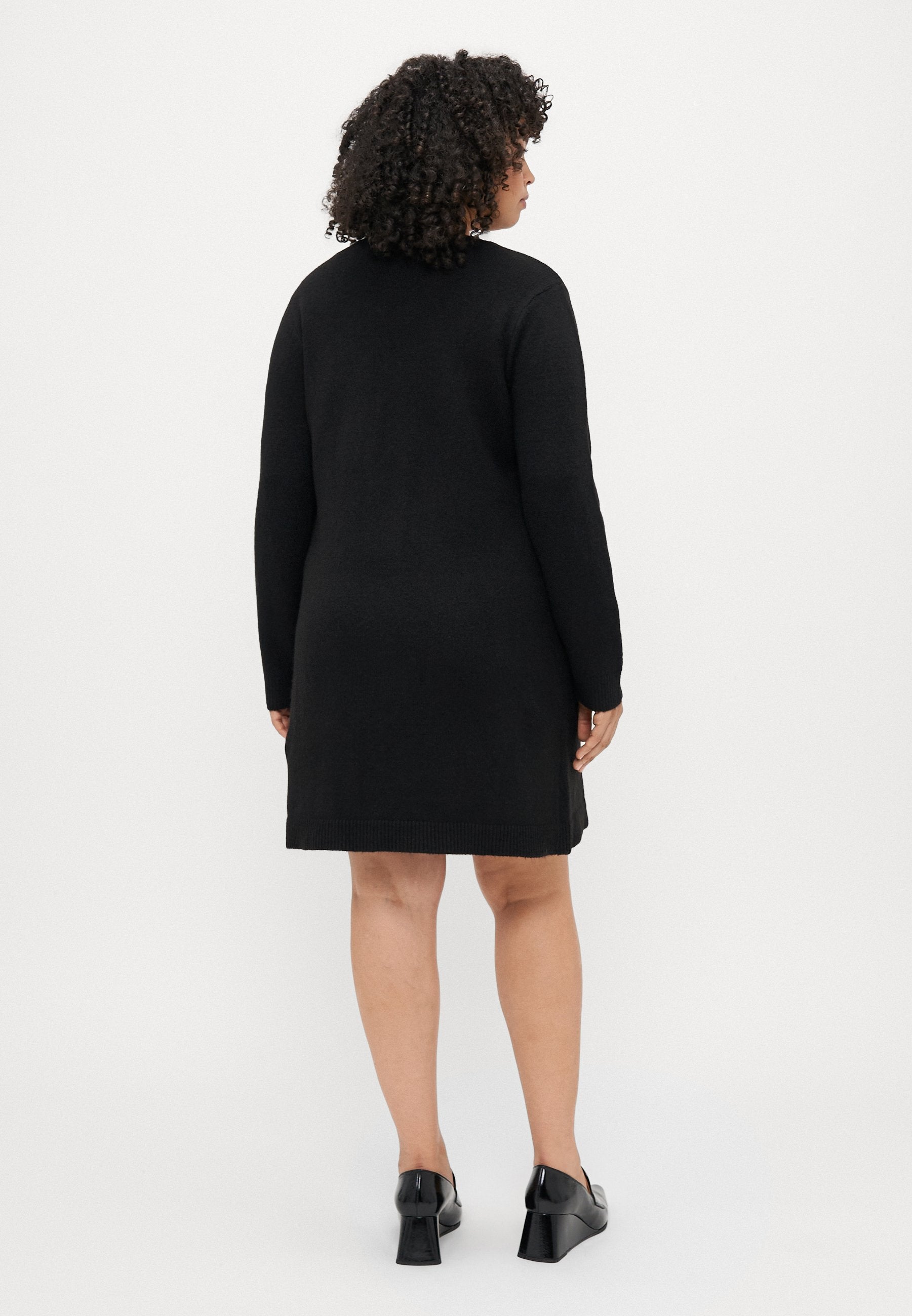 Knitted CARABBY Short Media 4