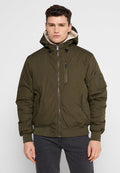 Grüne gepolsterte Jacke mit Reißverschluss, verstellbarem Kapuze, seitlichen Taschen und gerippten Bündchen. Hergestellt aus einem glatten, langlebigen Material.