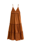 Langes oranges Kleid aus leichtem Stoff mit einem V-Ausschnitt, dünnen verstellbaren Trägern und geschichteten Rüschenschichten am Saum.