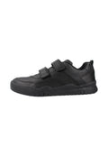 Schwarzer Low-Top-Sneaker mit zwei verstellbaren Klettverschlüssen, strukturierter Sohle und gepolstertem Kragen, entworfen für den Freizeitgebrauch.