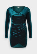 Samtfarbenes Kleid in Grün mit langen Ärmeln, V-Ausschnitt und Wickeldesign, das eine geraffte Textur aufweist, die die Taille betont und ein glattes Finish bietet.
