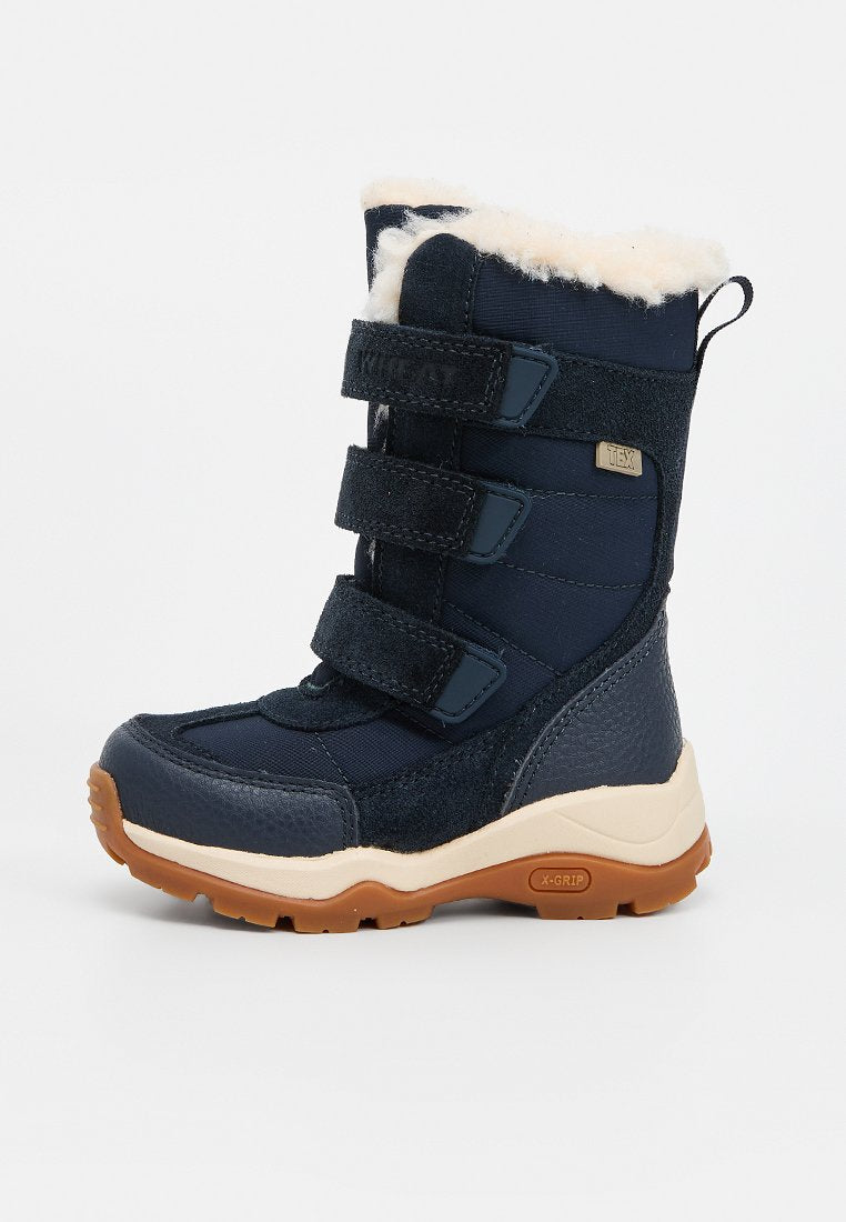Marineblaue Winterstiefel mit drei Klettverschlüssen, Kunstfellfutter, Gummilaufsohle sowie einer Mischung aus Textil- und synthetischen Materialien.