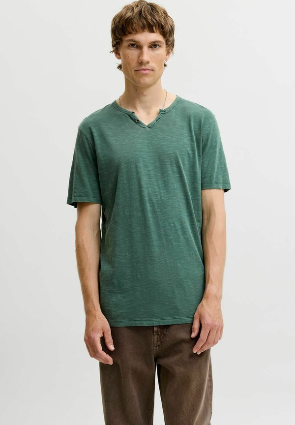 Jack & Jones JJESPLIT NECK TEE SS NOOS - Basic T-shirt - scarab