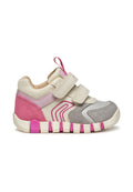 Kinder-Sneaker in Beige, Grau und Pink. Mit doppelten Klettverschlüssen, einem strukturierten Obermaterial und einer Gummisohle mit segmentiertem Design.