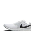 Weiße Sportschuhe mit einem leichten Mesh-Obermaterial, einem schwarzen Nike-Swoosh, texturierter Sohle und minimalistischem Design.