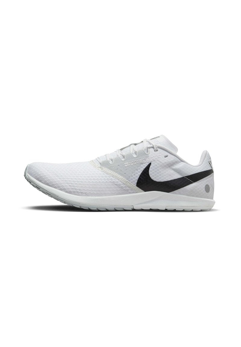 Weiße Sportschuhe mit einem leichten Mesh-Obermaterial, einem schwarzen Nike-Swoosh, texturierter Sohle und minimalistischem Design.