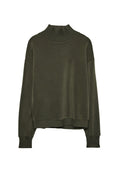 Olivenfarbener Rollkragenpullover aus glattem Stoff, mit geripptem Kragen und Bündchen, sowie einem entspannten Schnitt mit überschnittenen Schultern.