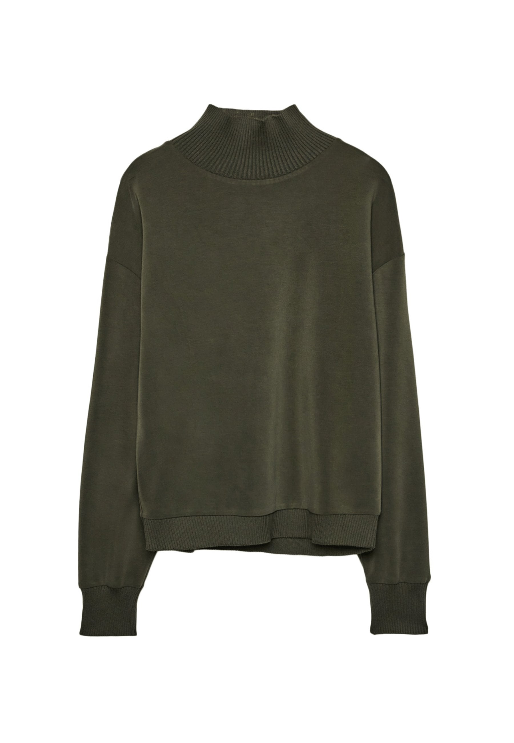 Olivenfarbener Rollkragenpullover aus glattem Stoff, mit geripptem Kragen und Bündchen, sowie einem entspannten Schnitt mit überschnittenen Schultern.