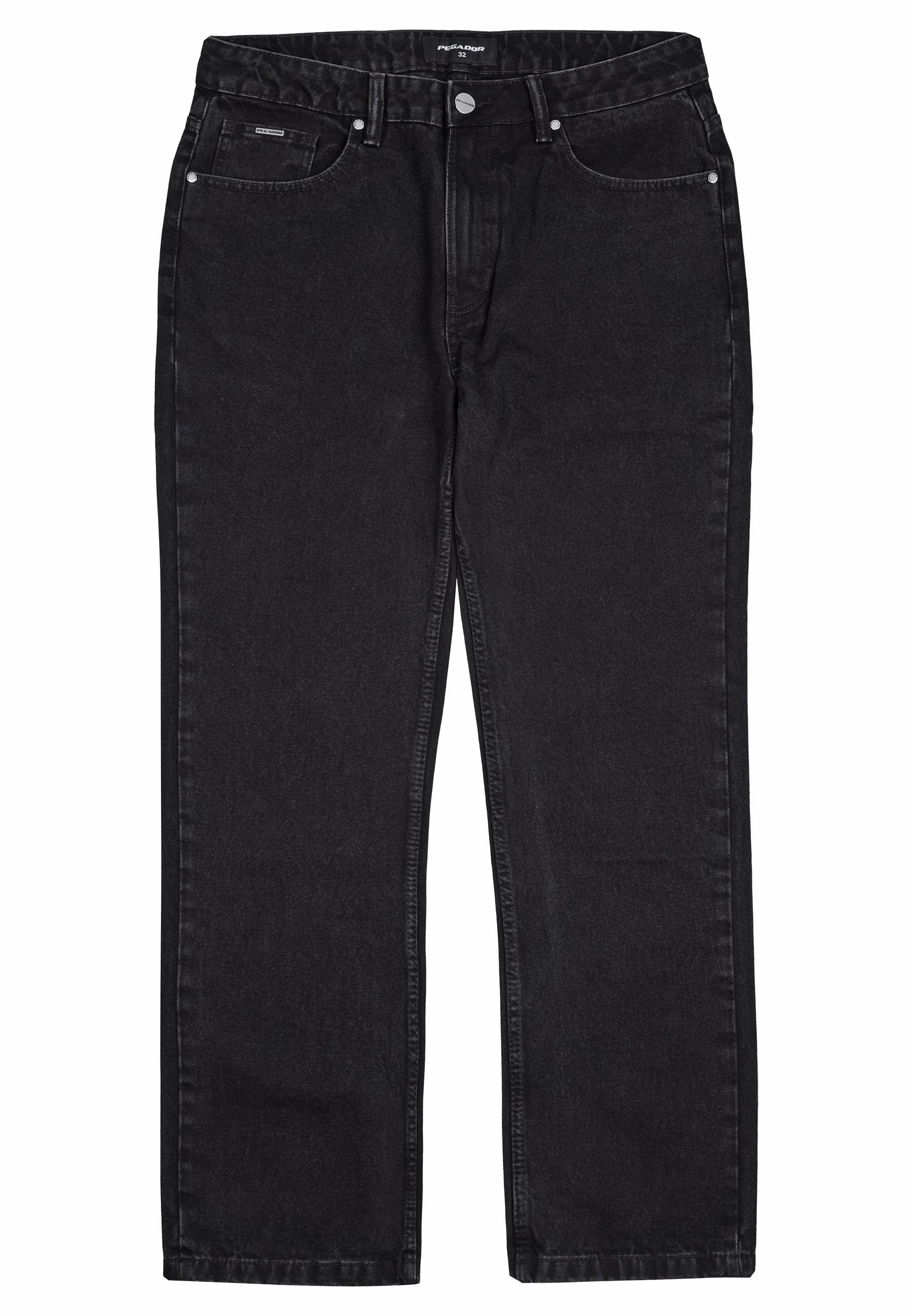 Schwarze Jeans aus Denim mit geradem Schnitt, fünf Taschen und silbernen Beschlägen. Der Stoff hat eine weiche Textur mit einem dezenten Glanz.
