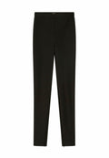 Schwarze Leggings aus elastischem Stoff, mit einem enganliegenden Design, einer glatten Textur und ohne sichtbare Hardware oder Muster.