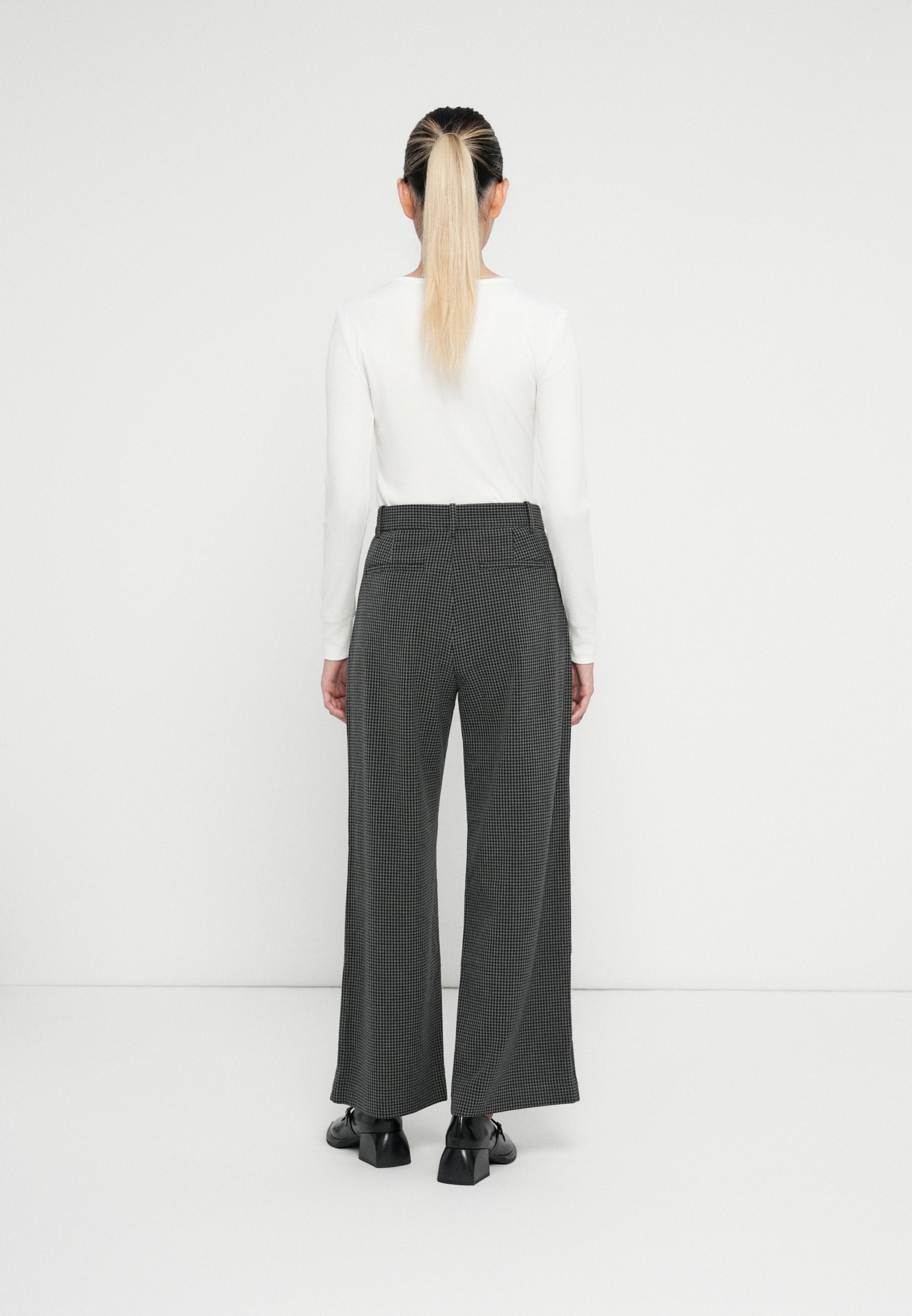 GAP WIDE LEG