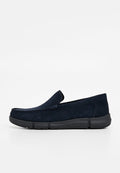Marineblaue Wildleder-Loafers mit niedrigem Profil, runder Zehenpartie und schwarzer Gummisohle. Verfügt über gestickte Akzente entlang des Schaftes und der Seitenwände.