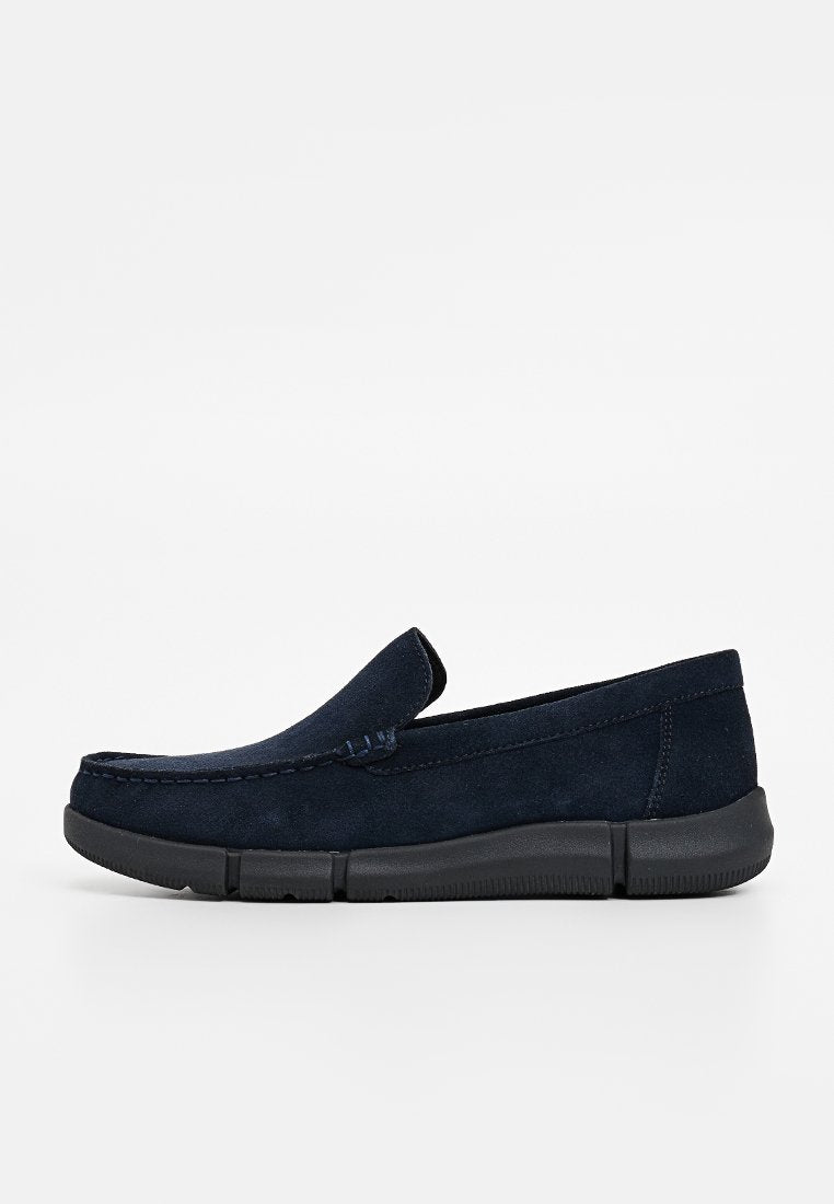 Marineblaue Wildleder-Loafers mit niedrigem Profil, runder Zehenpartie und schwarzer Gummisohle. Verfügt über gestickte Akzente entlang des Schaftes und der Seitenwände.
